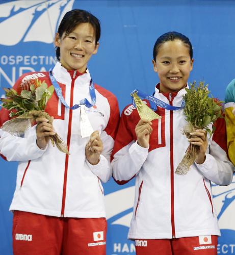 パンパシ水泳女子２００メートル平泳ぎの表彰式で、金メダルを手にする渡部香生子（右）と銀の金藤理絵