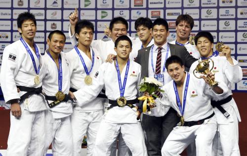 柔道世界選手権男子団体で優勝し、金メダルを手に喜ぶ日本