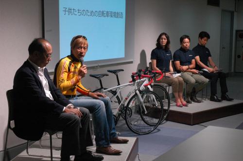 子供の自転車環境について考える益子さん（右から３人目）