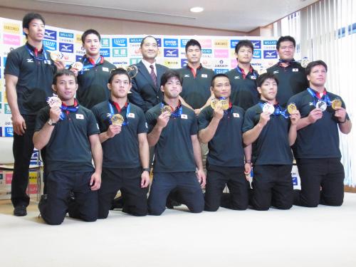 柔道の世界選手権を終え、ロシアから帰国した男子日本代表。前列右端が七戸
