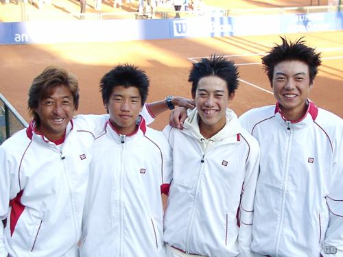 ジュニアデビス杯に出場した（右から）富田さん、錦織、喜多さん、村上監督