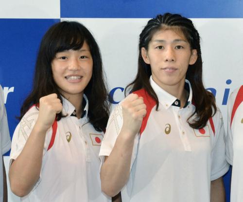 レスリング世界選手権への出発を前に、ポーズをとる吉田沙保里と登坂絵莉（左）