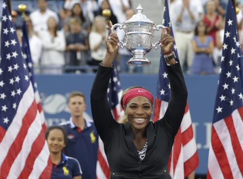 全米オープンテニス女子シングルスで３連覇を果たし、笑顔でトロフィーを掲げるセリーナ・ウィリアムズ（ＡＰ）