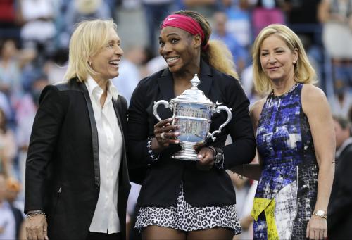 全米オープンテニス・女子シングルスで優勝したセリーナ・ウィリアムズ（中央）はマルチナ・ナブラチロワ（左）とクリス・エバートから祝福される（ＡＰ）