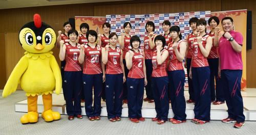 記念写真に納まるバレーボール女子日本代表の選手たち。前列右端は真鍋監督