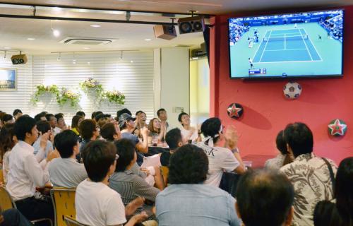 大阪・ミナミのスポーツバーで、テニスの全米オープン決勝の錦織圭選手に声援を送るファン
