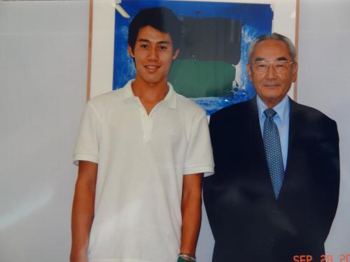 ０７年９月２８日、奨学選手修了祝いで盛田会長と記念撮影する錦織圭（当時１７歳）。盛田正明テニスファンド提供
