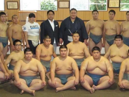 母校の埼玉栄高相撲部道場を訪問する豪栄道（後列左から５人目）