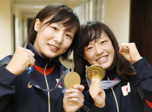 世界レスリングで優勝し、金メダルを手に笑顔の女子55キロ級の浜田千穂（左）と48キロ級の登坂絵莉