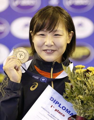 世界レスリングの女子55キロ級で優勝し、金メダルを手に笑顔の浜田千穂