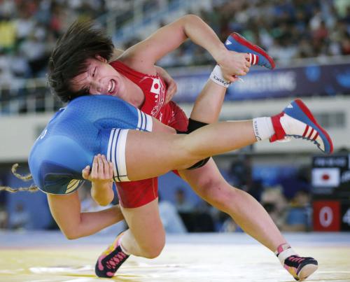 女子55キロ級準決勝　米国選手を攻める浜田千穂
