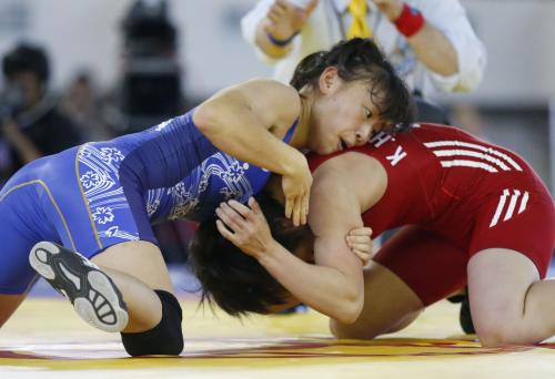 女子48キロ級準決勝　北朝鮮選手（右）を攻める登坂絵莉