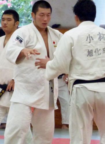 仁川アジア大会に向け稽古する、柔道男子日本代表の熊代佑輔（左）