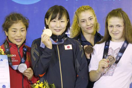 女子55キロ級で優勝し、金メダルを手に笑顔の浜田千穂（左から２人目）