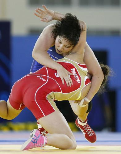 女子69キロ級準決勝　ロシア選手（手前）を攻める土性沙羅