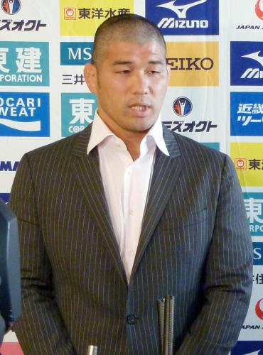 頭を丸め、選手の規律違反を報告する柔道男子日本代表の井上康生監督