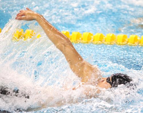 アジア大会男子１００メートル背泳ぎで銅メダルを獲得した萩野