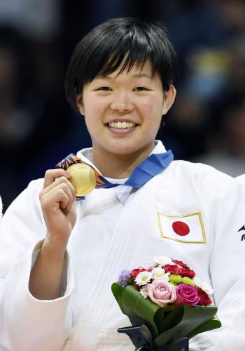 アジア大会柔道女子57キロ級で優勝し、金メダルを手に笑顔の山本杏