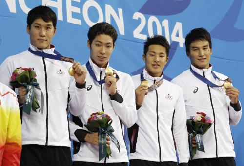 仁川アジア大会男子８００メートルリレー決勝で優勝し、金メダルを手にする（左から）小堀、萩野、瀬戸、松田