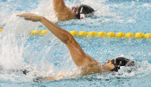 ＜男子４００メートル個人メドレー＞圧巻の泳ぎで金メダルを獲得した萩野。奥は瀬戸