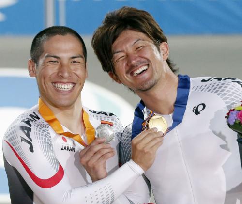 男子スプリントで優勝し、２位の河端朋之（左）とメダルを手にする中川誠一郎