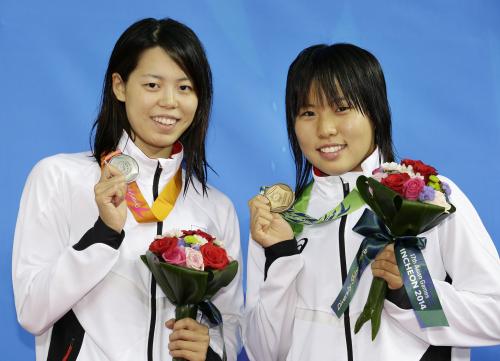 女子２００メートルバタフライで銀メダルを獲得した星奈津美（左）と銅メダルの中野未夢