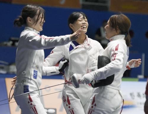 女子エペ団体で準決勝進出を決め、喜ぶ（左から）山田、大橋、下大川