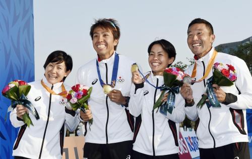 トライアスロンでメダルを獲得し、笑顔で写真に納まる（左から）２位の井出樹里、優勝した細田雄一と上田藍、２位の田山寛豪