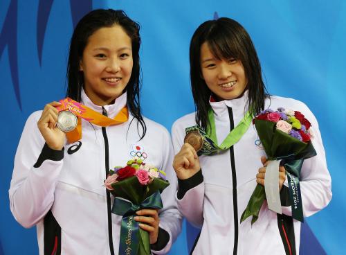 女子２００メートル個人メドレーで銀メダルを獲得した渡部香生子(左）と銅メダルの寺村美穂（ＡＰ）