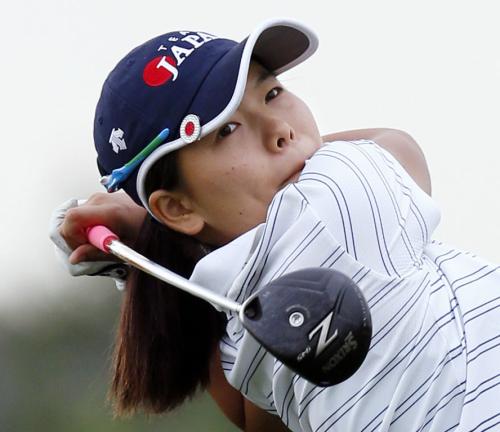 アジア大会ゴルフ女子第２ラウンド、１番でティーショットを放つ勝みなみ
