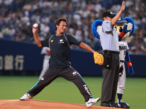 ２０１１年８月、プロ野球「中日―巨人」戦で始球式を行う冨田尚弥