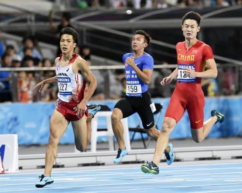 男子１００メートル予選、10秒21で準決勝進出を決めた山県（左）