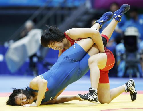 女子63キロ級決勝、中国のシルオジュオマ（左）を攻める渡利