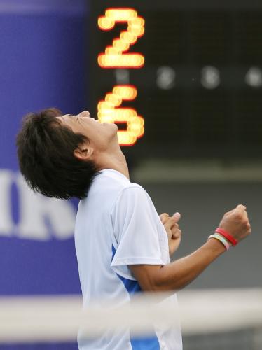 男子シングルスで優勝を決め、喜ぶ西岡良仁