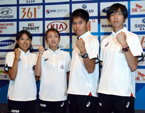 ポーズをとるマラソン代表の（左から）早川英里、木崎良子、川内優輝、松村康平
