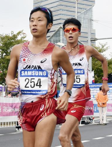 男子50キロ競歩で力走する谷井孝行（左）と山崎勇喜