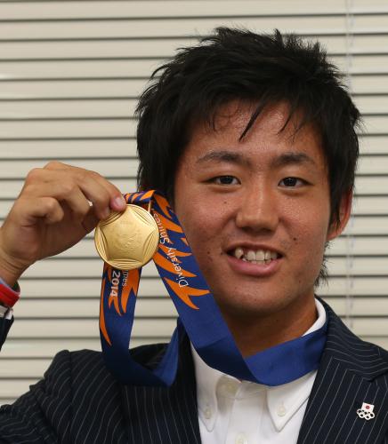 アジア大会で金メダルを獲得した西岡はメダルを手に笑顔