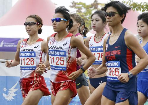 アジア大会女子マラソン　スタートした（左から）木崎良子と早川英里