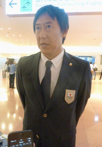 報道陣の質問に答える日本水泳連盟の鈴木大地会長