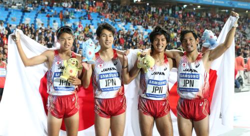 ＜４×４００メートルリレー＞金メダルを獲得し笑顔の（左から）加藤、飯塚、藤光、金丸
