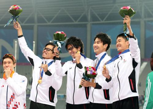 ＜４×４００メートルリレー＞金メダルを獲得し笑顔の（左から）金丸、藤光、飯塚、加藤
