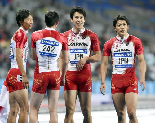 男子４００メートルリレーで銀メダルを獲得した（左から）高瀬、高平、飯塚、山県の日本チーム