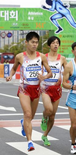 男子マラソンで、スタートする川内優輝（左）と松村康平