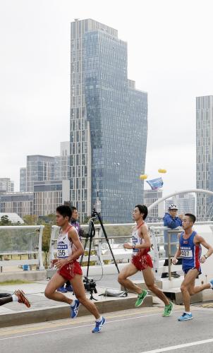 男子マラソンで力走する川内優輝（左）、松村康平（中央）ら