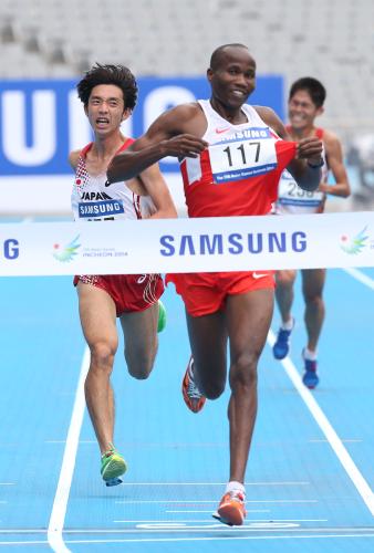 アジア大会男子マラソン、１秒及ばず２位に終わった松村（左）右は優勝のマハブーブ、後方は川内
