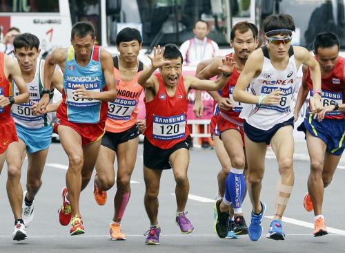 仁川アジア大会の男子マラソンでスタートする猫ひろし