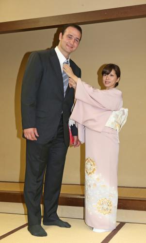 髪を整えた琴欧洲親方（左）は麻子夫人からネクタイを直してもらう