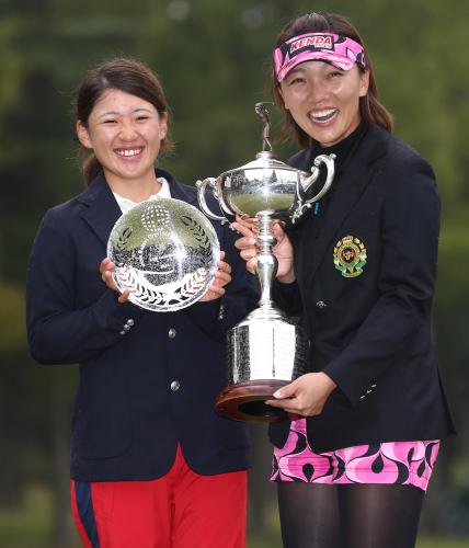 ＜日本女子オープン最終日＞ベストアマチュアに輝き、優勝したテレサ・ルー（右）とともに笑顔の永井花奈
