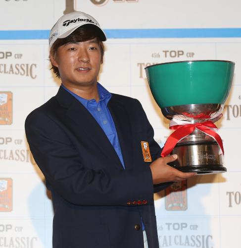 ＜東海クラシック最終日＞日本ツアー初優勝したＳ・Ｈ・キムは、優勝カップを手に笑顔