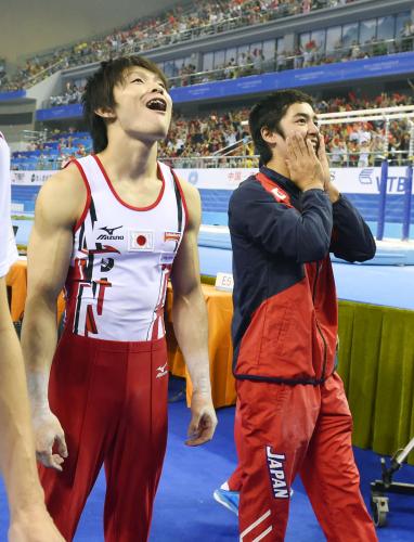 体操の世界選手権男子団体総合で中国に逆転優勝を許し、落胆する内村航平（左）と白井